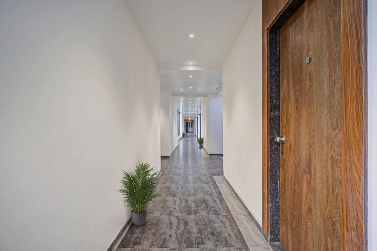 Collection O Infini Palace Surat Exterior photo