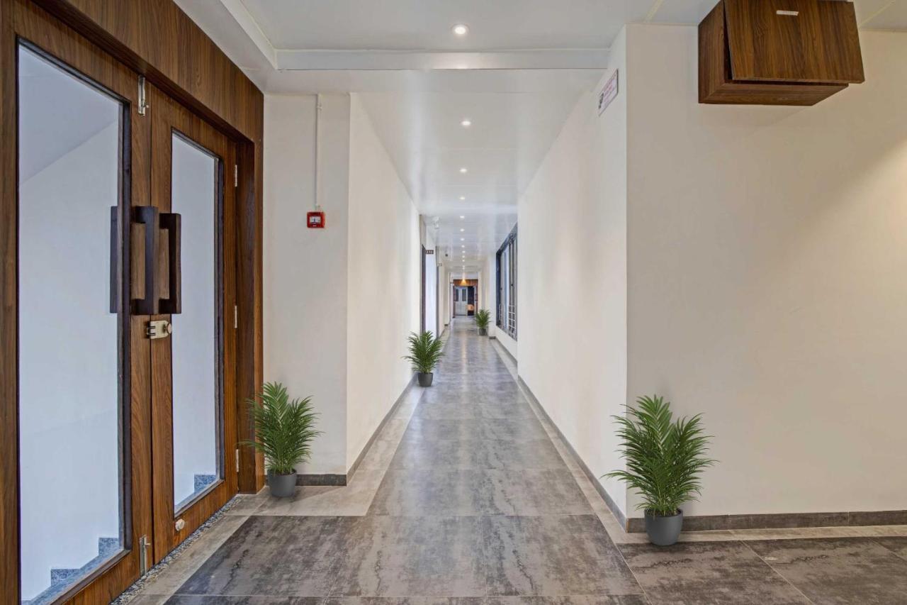 Collection O Infini Palace Surat Exterior photo