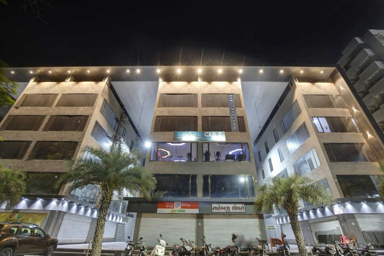 Collection O Infini Palace Surat Exterior photo
